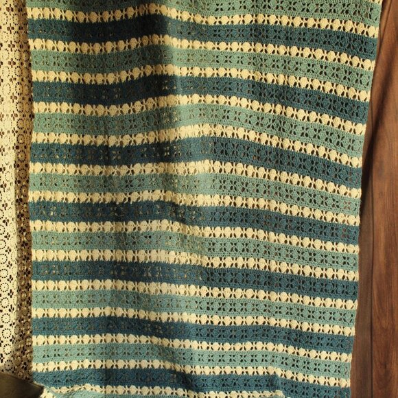 Vintage 1960s Afghan, Blue and White Striped Crochet Lap Blanket or Throw - Picture 10 of 12